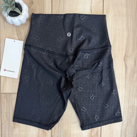 NWT Lululemon Align HG Short 8” Size 4 - Picture 1 of 5